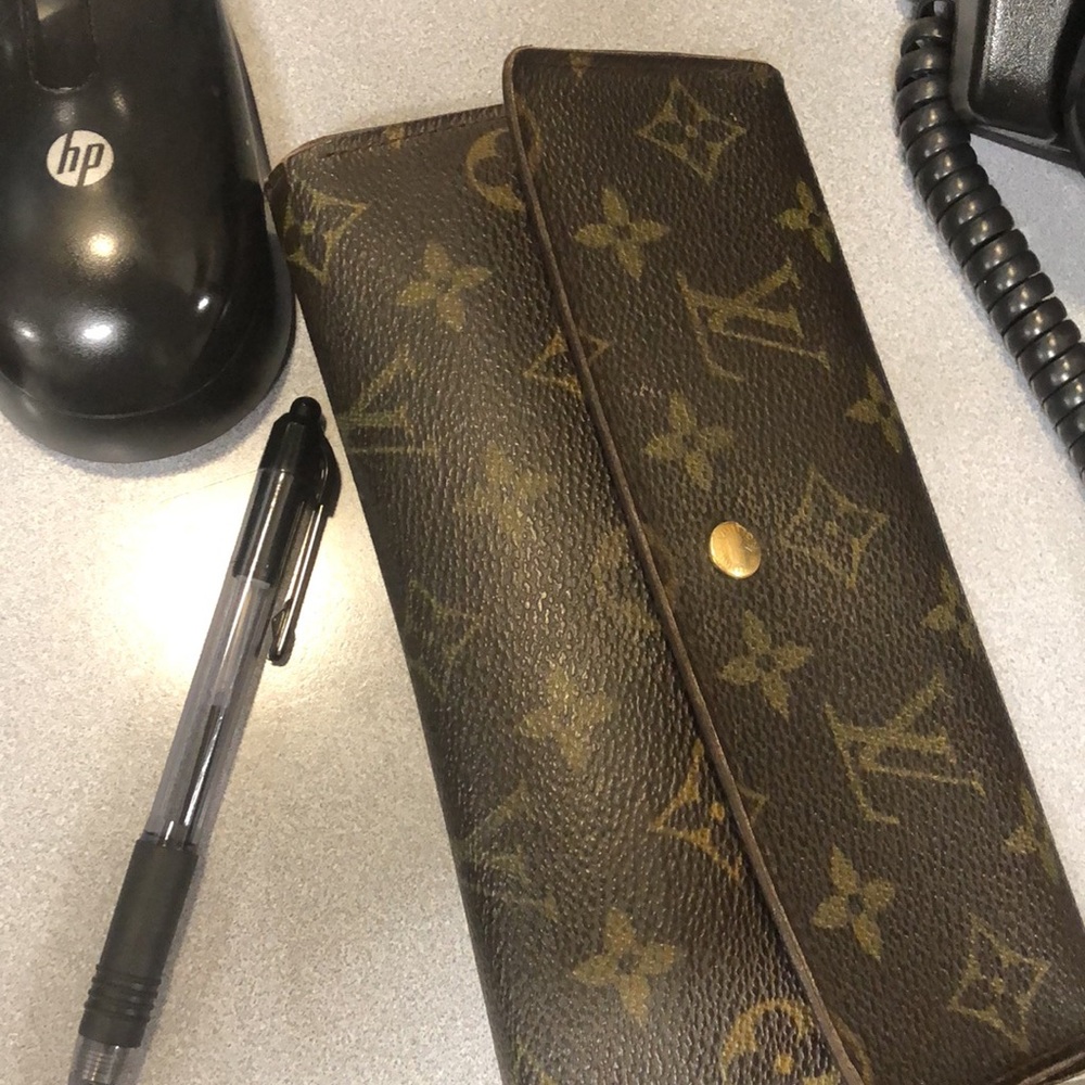 Authentic Louis Vuitton International Wallet - Picture 6 of 8